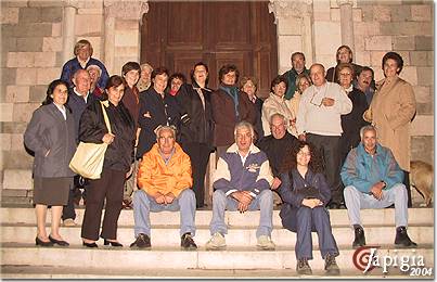 Foto di gruppo davanti alla cattedrale